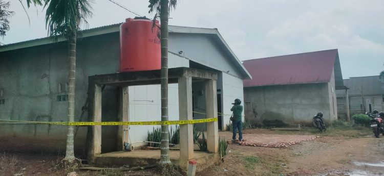 BRIGADIR E : Garis polisi masih membentang di rumah kontrakan yang dikenal sebagai Azi Kost di Lorong Kamboja, Kelurahan Rano, Kabupaten Tanjung Jabung Timur