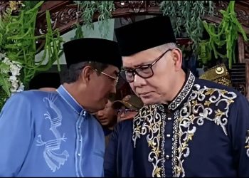 AKRAB : Syarif Fasha bersama Bupati Tanjung Jabung Barat Anwar Sadat saat menghadiri Sidang Paripurna Istimewa HUT Kabupaten Tanjab Barat