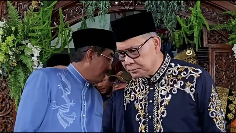 AKRAB : Syarif Fasha bersama Bupati Tanjung Jabung Barat Anwar Sadat saat menghadiri Sidang Paripurna Istimewa HUT Kabupaten Tanjab Barat