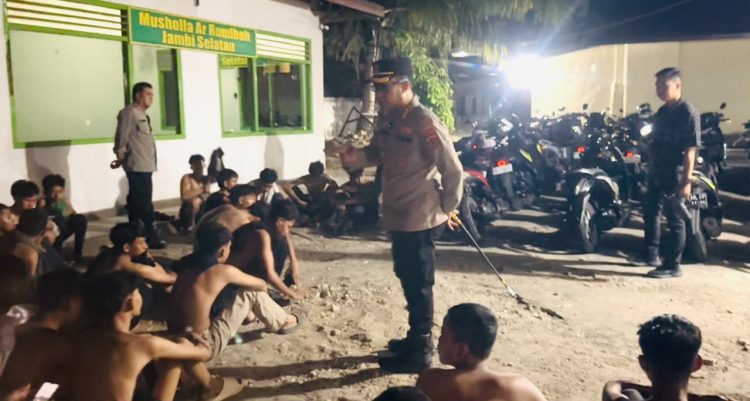 Kapolresta Jambi Kombes Pol Ananto Herlambang memberikan nasihat dan pembinaan kepada para pelajar yang diamankan dalam razia di kawasan eks Arena MTQ