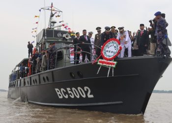 TABUR BUNGA : Kepala KPPBC TMP B Jambi Dafit Kasianto bersama unsur Forkopimda dan peserta upacara melaksanakan tabur bunga ke perairan Sungai Pengabuan sebagai bentuk penghormatan kepada para pahlawan dalam peringatan HUT ke-81 Kemerdekaan RI