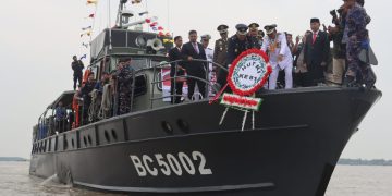 TABUR BUNGA : Kepala KPPBC TMP B Jambi Dafit Kasianto bersama unsur Forkopimda dan peserta upacara melaksanakan tabur bunga ke perairan Sungai Pengabuan sebagai bentuk penghormatan kepada para pahlawan dalam peringatan HUT ke-81 Kemerdekaan RI