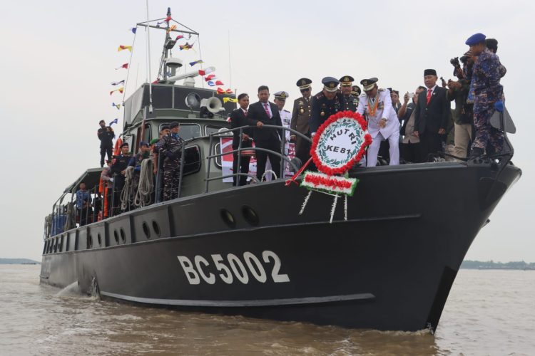 TABUR BUNGA : Kepala KPPBC TMP B Jambi Dafit Kasianto bersama unsur Forkopimda dan peserta upacara melaksanakan tabur bunga ke perairan Sungai Pengabuan sebagai bentuk penghormatan kepada para pahlawan dalam peringatan HUT ke-81 Kemerdekaan RI