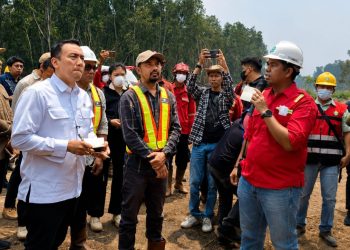 Wamen LH Diaz Faisal Malik Hendropriyono meninjau sistem water intake untuk pembasahan lahan gambut di Distrik VII PT WKS, Parit Culum, Tanjung Jabung Timur, Jambi