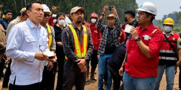 Wamen LH Diaz Faisal Malik Hendropriyono meninjau sistem water intake untuk pembasahan lahan gambut di Distrik VII PT WKS, Parit Culum, Tanjung Jabung Timur, Jambi