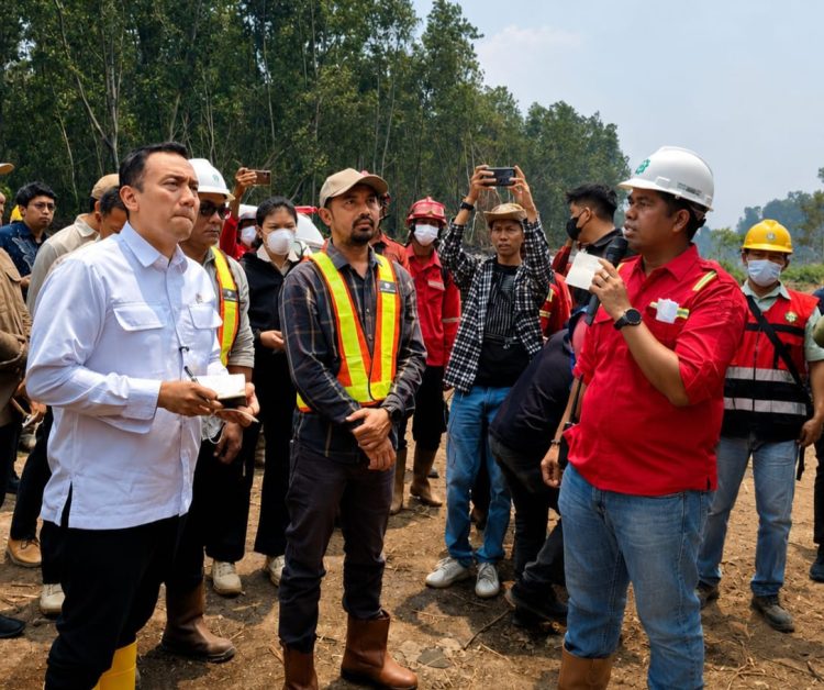 Wamen LH Diaz Faisal Malik Hendropriyono meninjau sistem water intake untuk pembasahan lahan gambut di Distrik VII PT WKS, Parit Culum, Tanjung Jabung Timur, Jambi